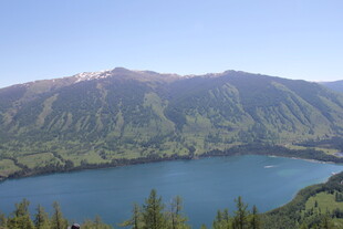 高山湖泊美景