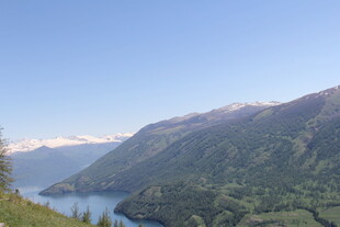 湖畔青山美景