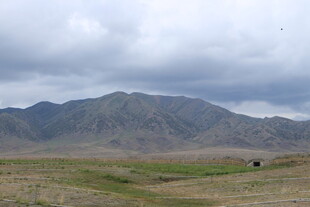广袤草原与远处山峦