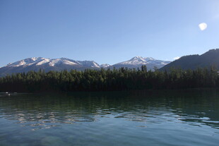 湖畔雪山美景