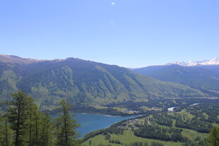 高山湖泊美景