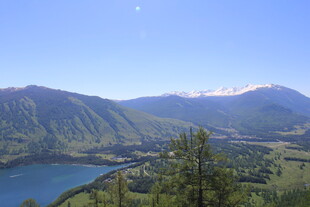 山间湖畔美景