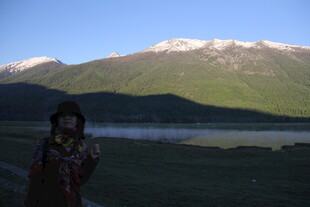 湖畔女子与远山美景