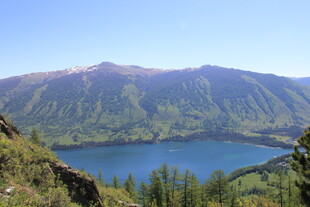 高山湖泊美景