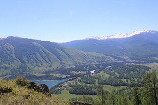 山间湖泊美景