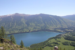 高山湖畔美景