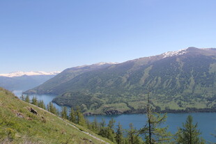 高山湖畔美景