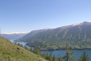 山间湖畔美景