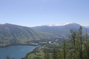 山间幽湖风景