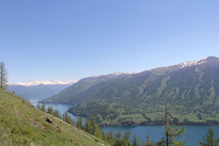 山间湖畔美景