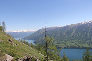 山间蓝湖美景