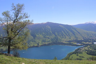 山间蓝湖美景