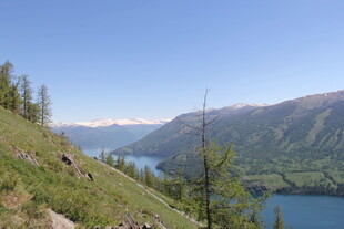 山间湖畔美景