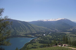 山间湖泊美景