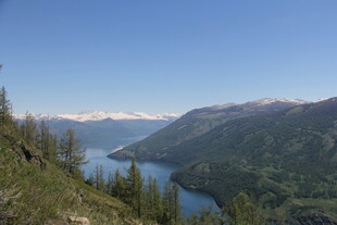 山间湖畔美景