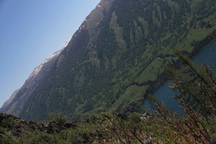 山间幽湖美景