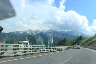 公路美景 远山白云相伴
