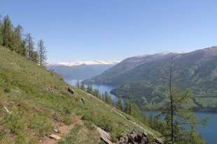 山间湖畔美景