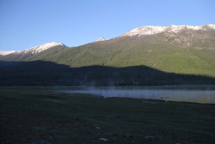 山间湖畔美景