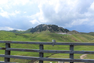 草原木栏边的远山风景