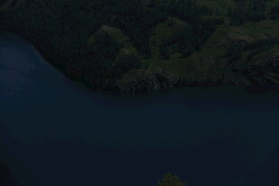 静谧湖景 夜色中的自然之美