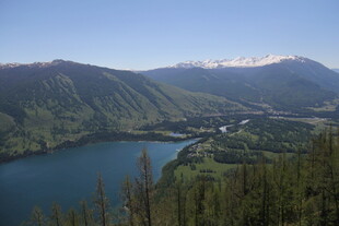 山间蓝湖美景