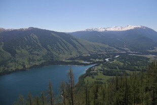 高山湖畔美景