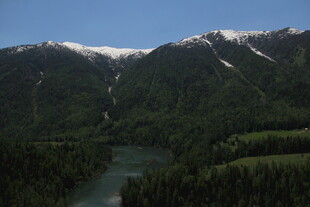 山间河流与葱郁山林景观