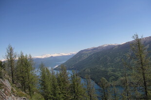 山间湖畔美景