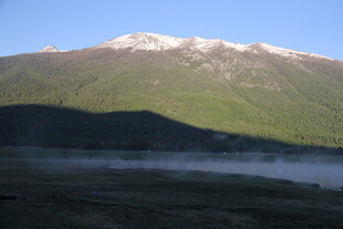 雪山下的宁静湖畔风光