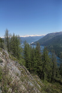 山间湖畔美景