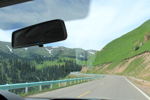 车内视角的山间公路美景