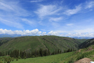 山间美景 蓝天白云绿草地