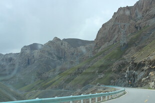 山间蜿蜒公路美景