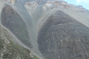 山间壮观的岩石沟壑景观