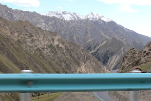 山间公路护栏外壮丽山景