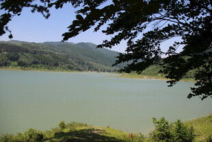 湖畔青山间的自然美景