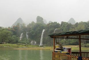雾中泛舟赏山水瀑布景