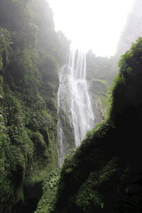 山间瀑布景观