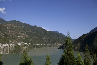 青山绿水间的秀丽湖景