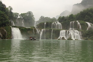 山水间的瀑布与游船美景