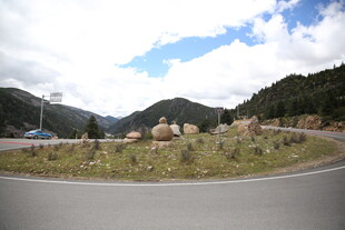 山间公路旁的壮美自然景观
