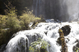 山间瀑布美景