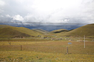 广袤草原山丘风景图