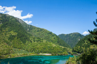青山碧水间的绝美湖景