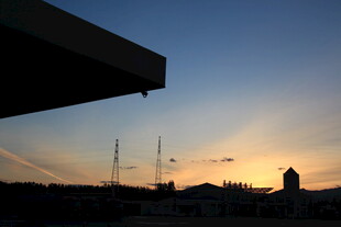 夕阳下的城市建筑剪影