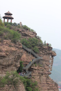 悬崖栈道与山顶亭阁