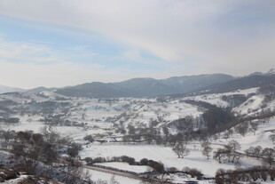 冬日雪景中的山峦与村落