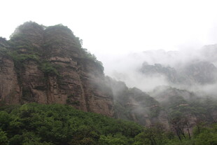 云雾缭绕的壮丽山峰
