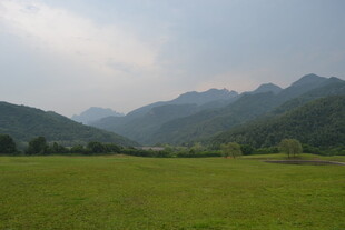 绿野青山间的自然美景